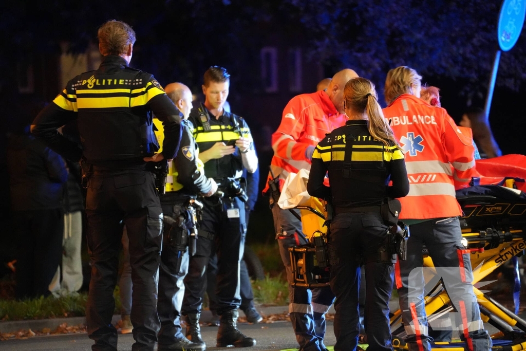 Fietsbezorger gewond naar ziekenhuis