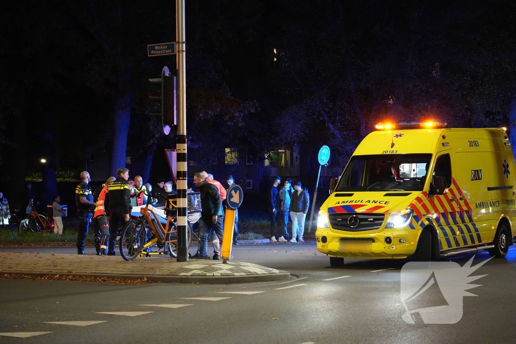 Fietsbezorger gewond naar ziekenhuis