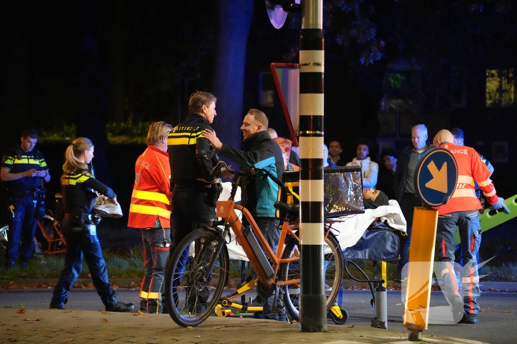 Fietsbezorger gewond naar ziekenhuis