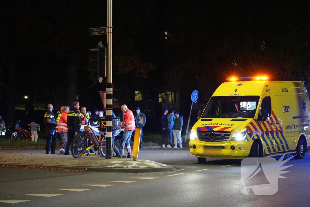Fietsbezorger gewond naar ziekenhuis