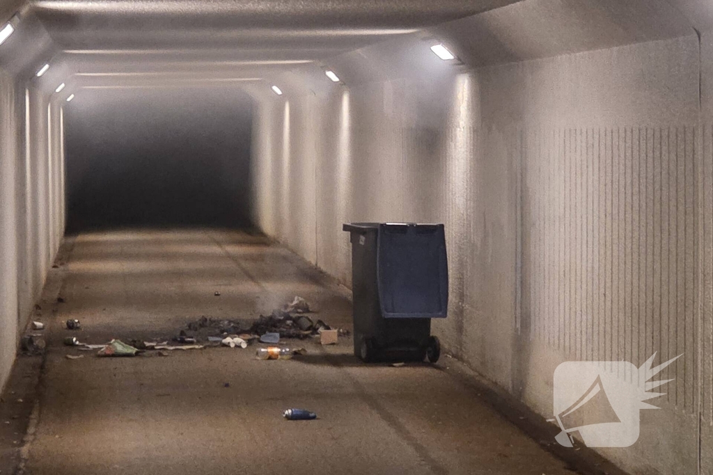 Container in fietstunnel in brand gestoken