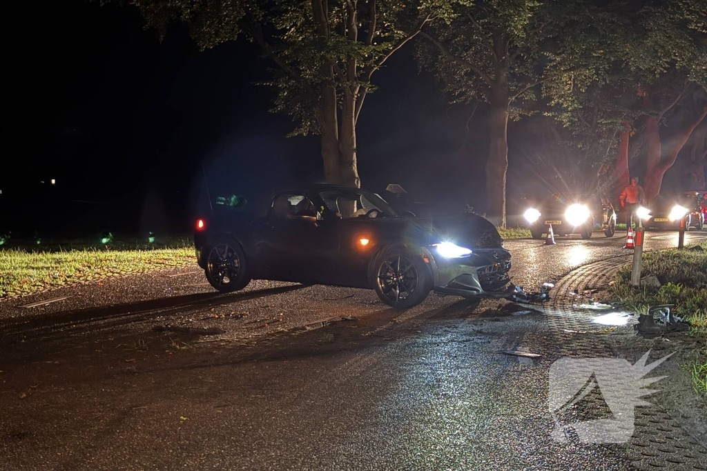 Automobilist mist bocht en botst