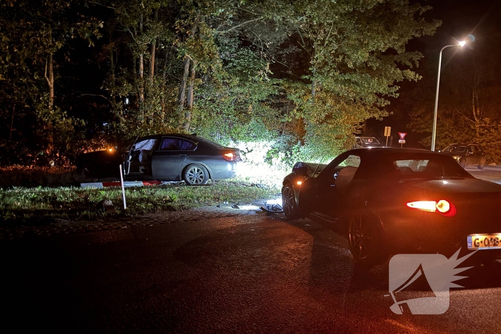 Automobilist mist bocht en botst