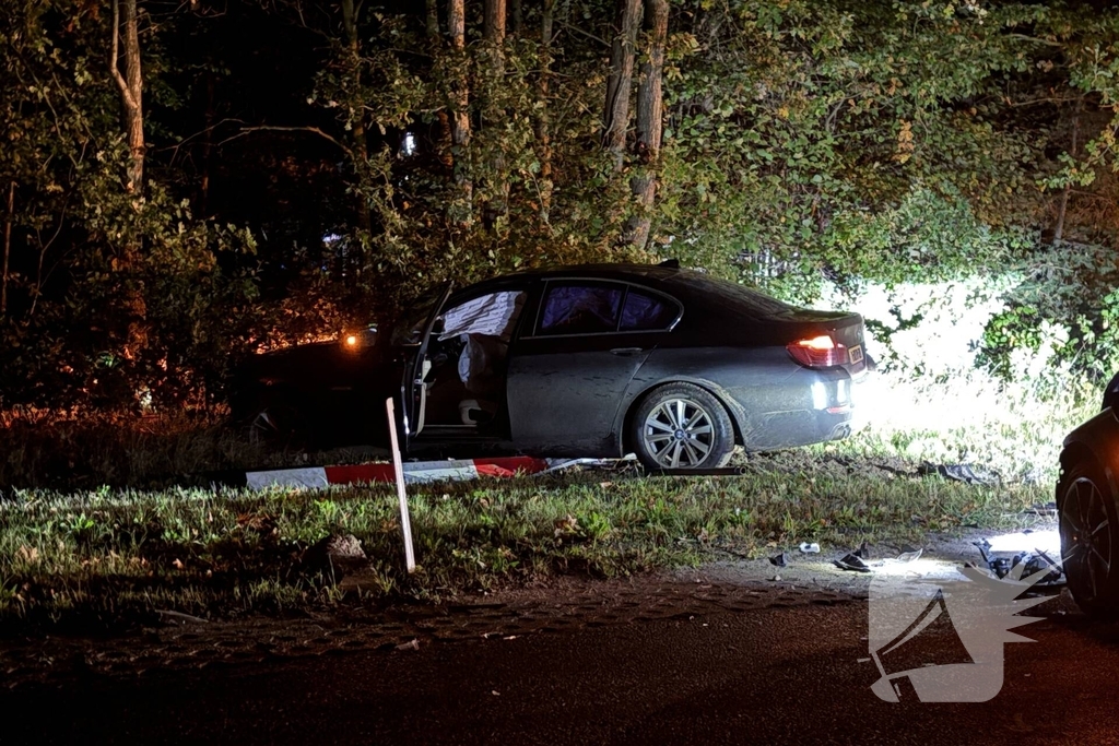 Automobilist mist bocht en botst