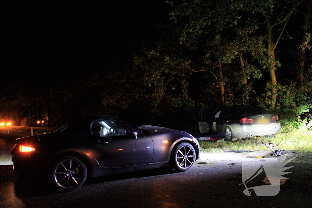 Automobilist mist bocht en botst