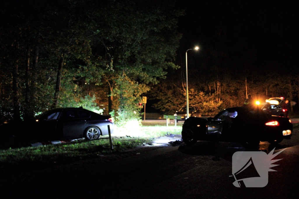 Automobilist mist bocht en botst