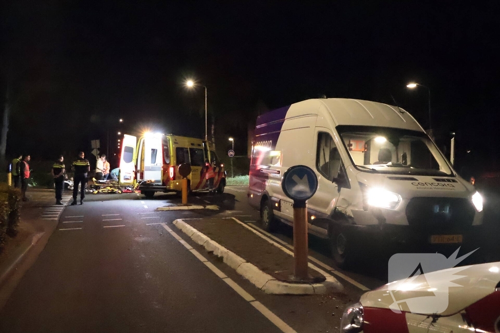 Ongeval tussen bestelbus en scooter met gewonden