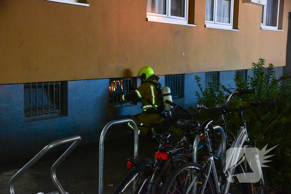 Flinke brand in kelderruimte portiekflat