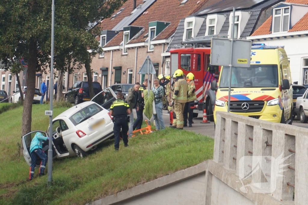 Auto van dijk gereden, bestuurder met spoed naar ziekenhuis
