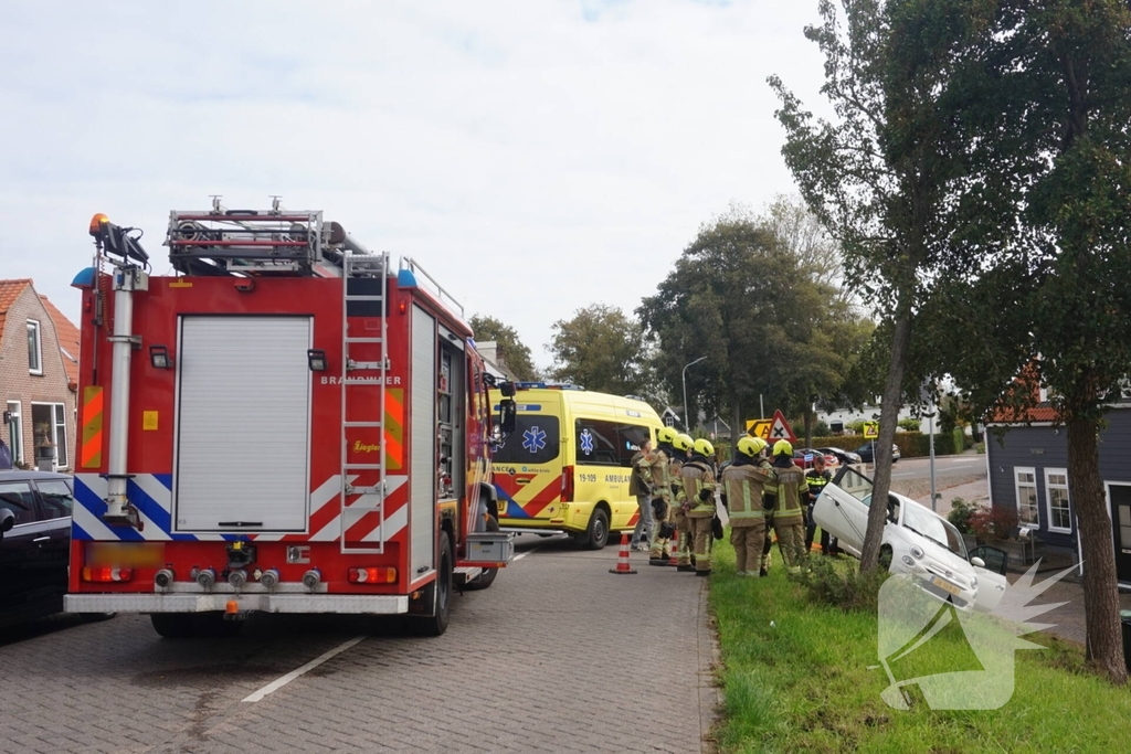 Auto van dijk gereden, bestuurder met spoed naar ziekenhuis