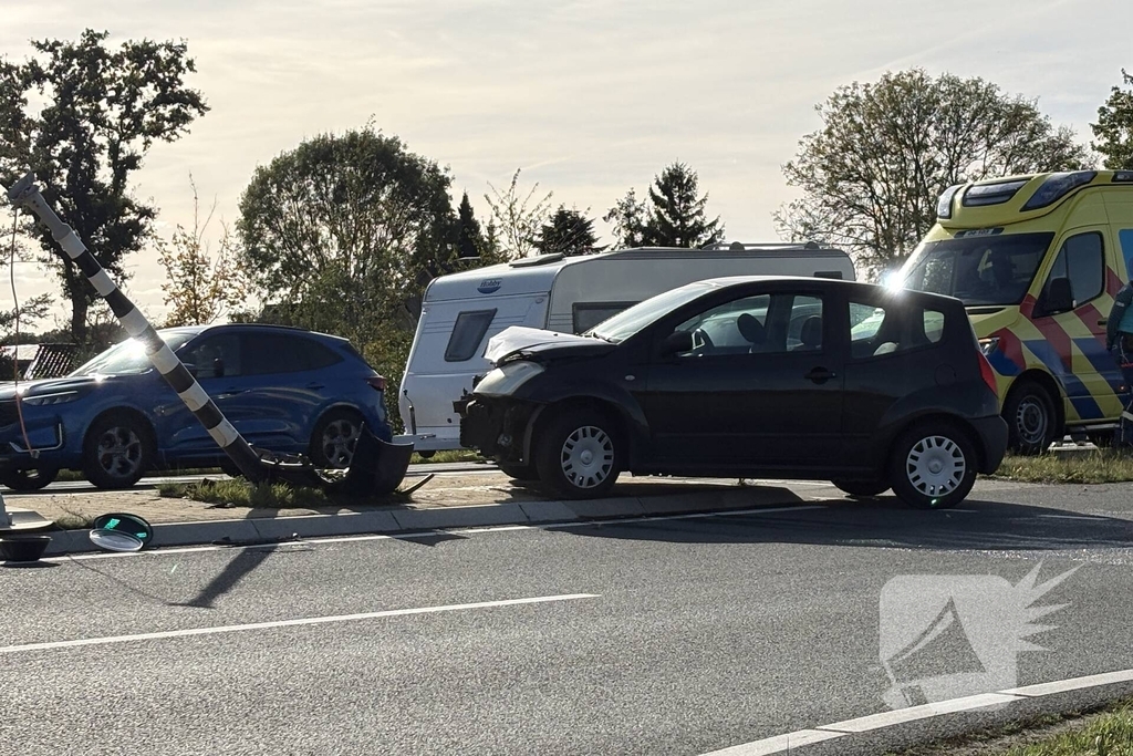 Automobilist rijdt verkeerslicht uit de grond