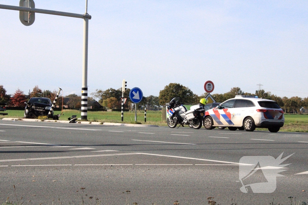 Automobilist rijdt verkeerslicht uit de grond