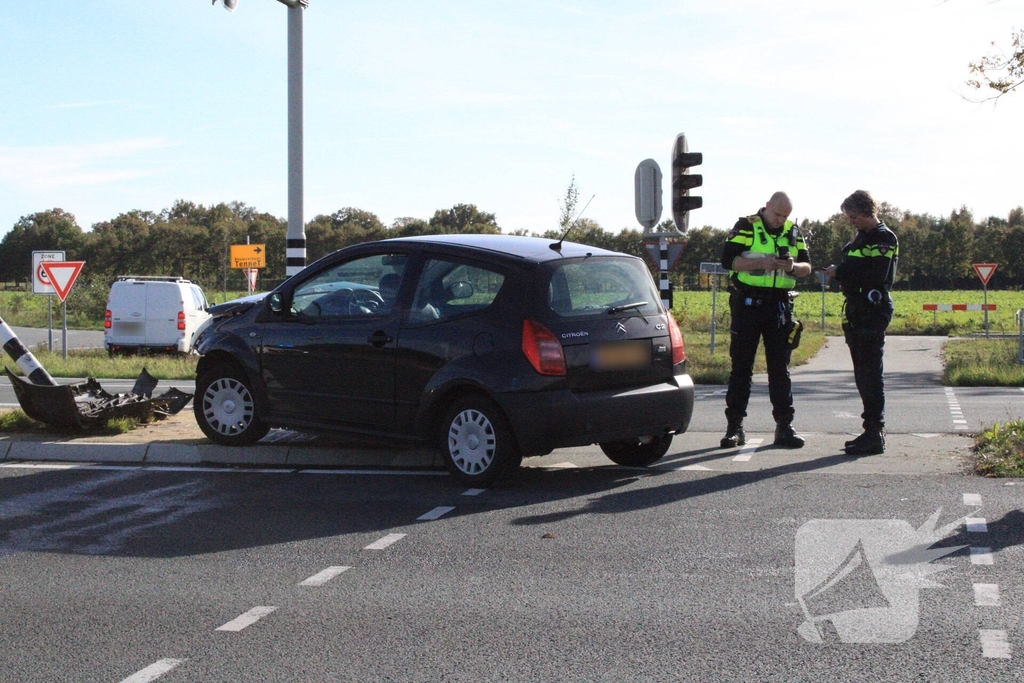 Automobilist rijdt verkeerslicht uit de grond
