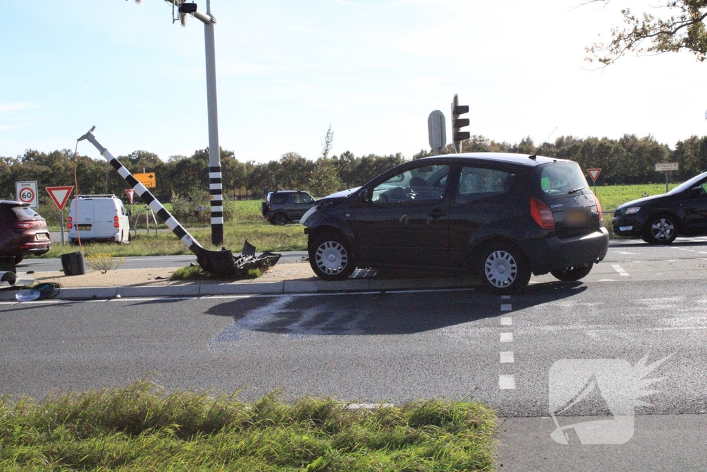 Automobilist rijdt verkeerslicht uit de grond