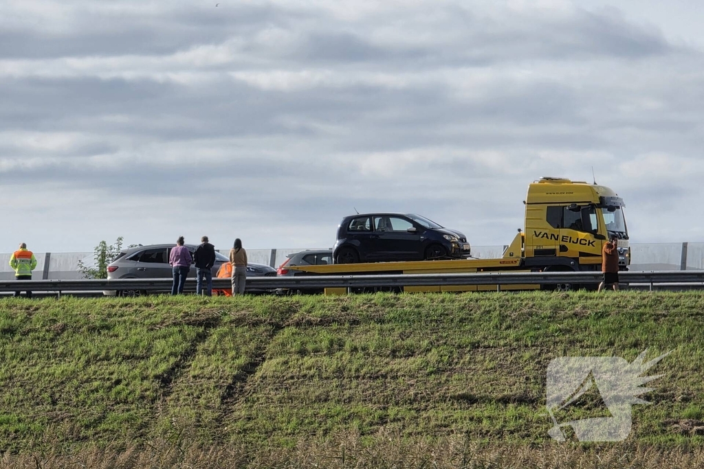 Zeven auto's beschadigd nadat ze over een object heengereden zijn wat van vrachtwagen afgevallen was