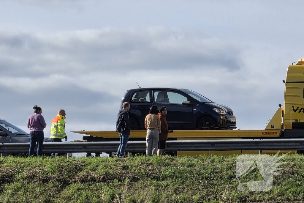 Zeven auto's beschadigd nadat ze over een object heengereden zijn wat van vrachtwagen afgevallen was