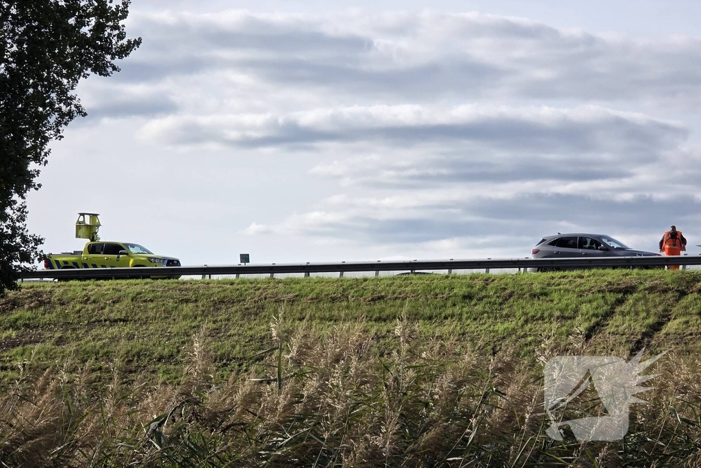 Zeven auto's beschadigd nadat ze over een object heengereden zijn wat van vrachtwagen afgevallen was