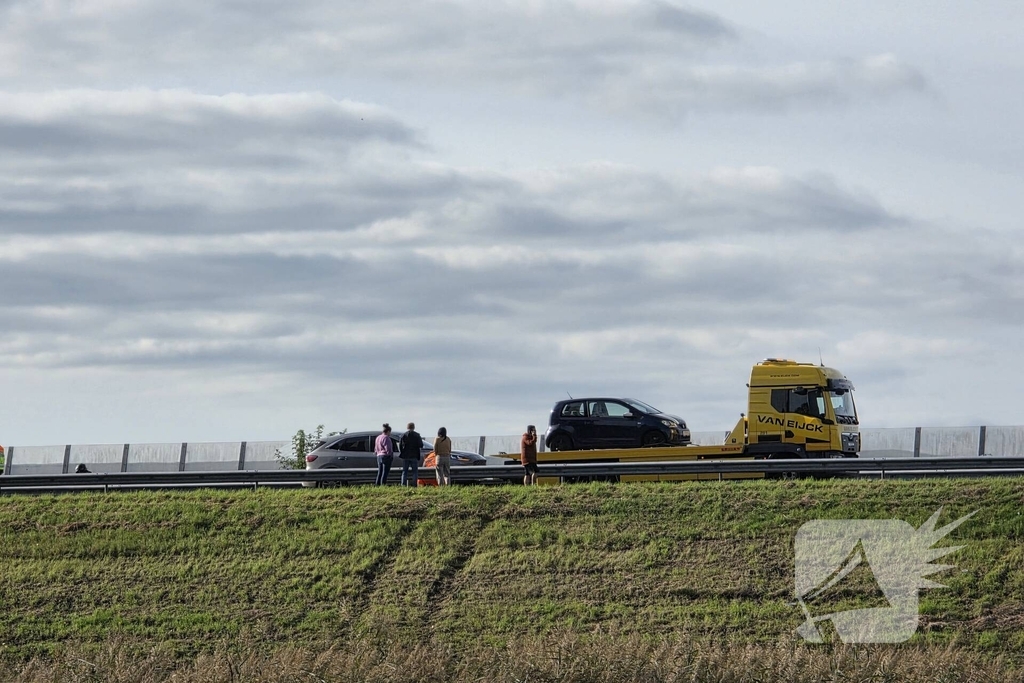 Zeven auto's beschadigd nadat ze over een object heengereden zijn wat van vrachtwagen afgevallen was