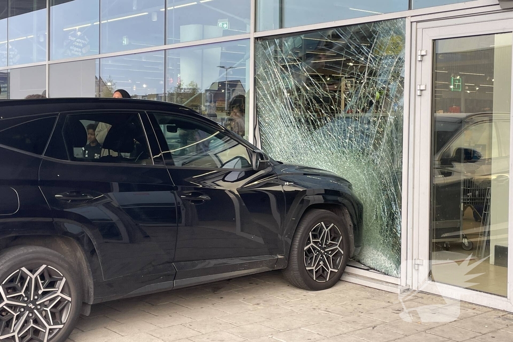 Automobilist ramt gevel supermarkt