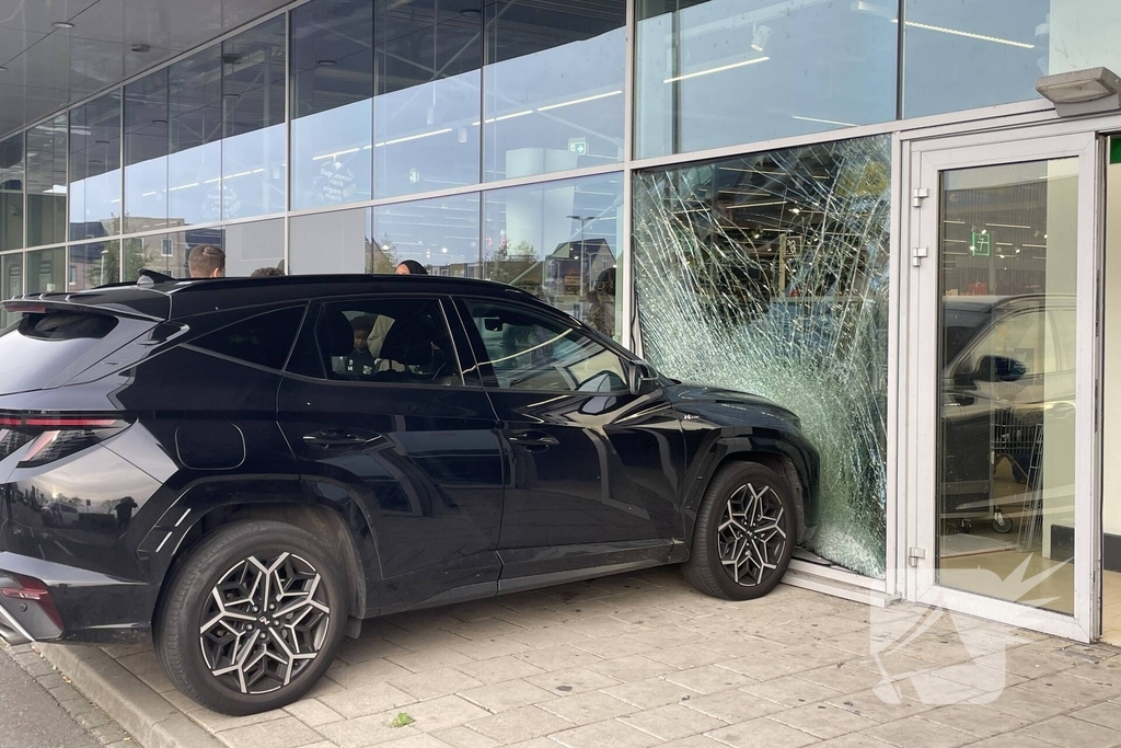Automobilist ramt gevel supermarkt