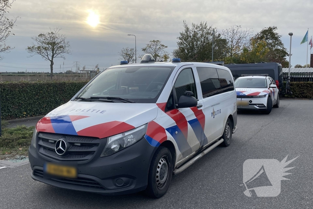 Automobilist ramt gevel supermarkt