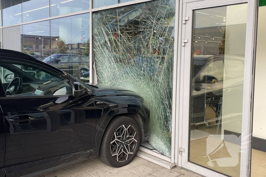 Automobilist ramt gevel supermarkt