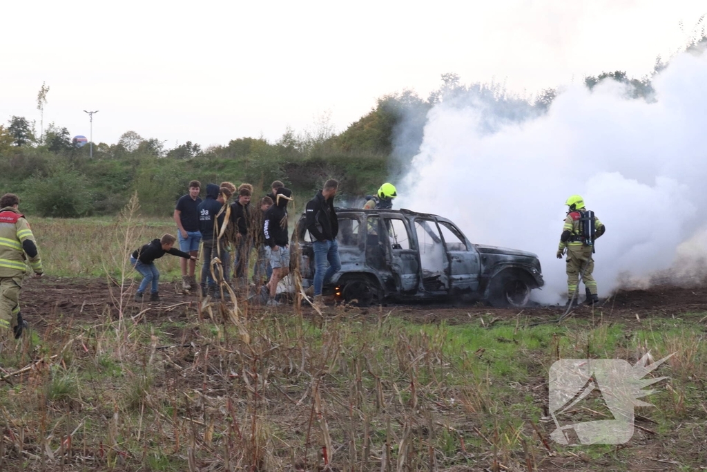 Crossauto vliegt in brand