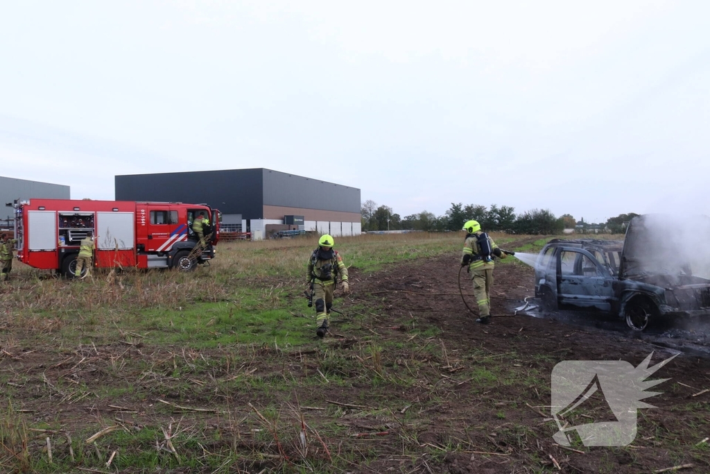 Crossauto vliegt in brand