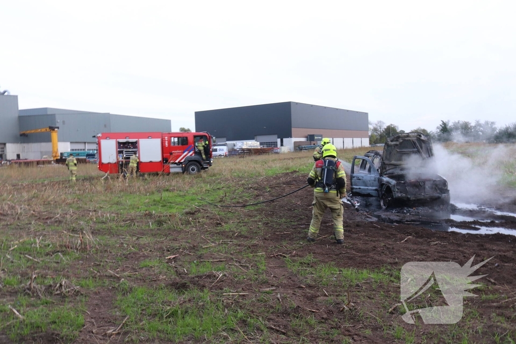 Crossauto vliegt in brand