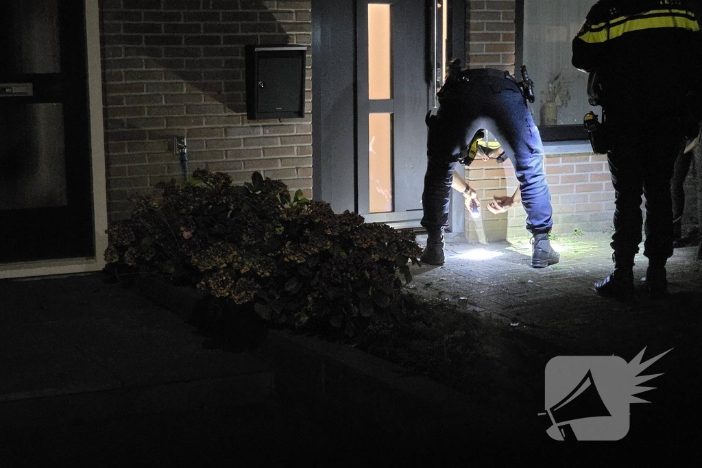 Vuurwerk ontploft bij voordeur woning