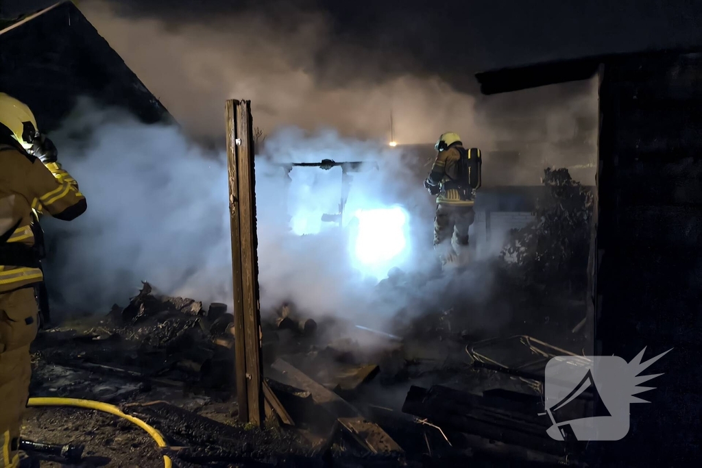 Schuur brand volledig af