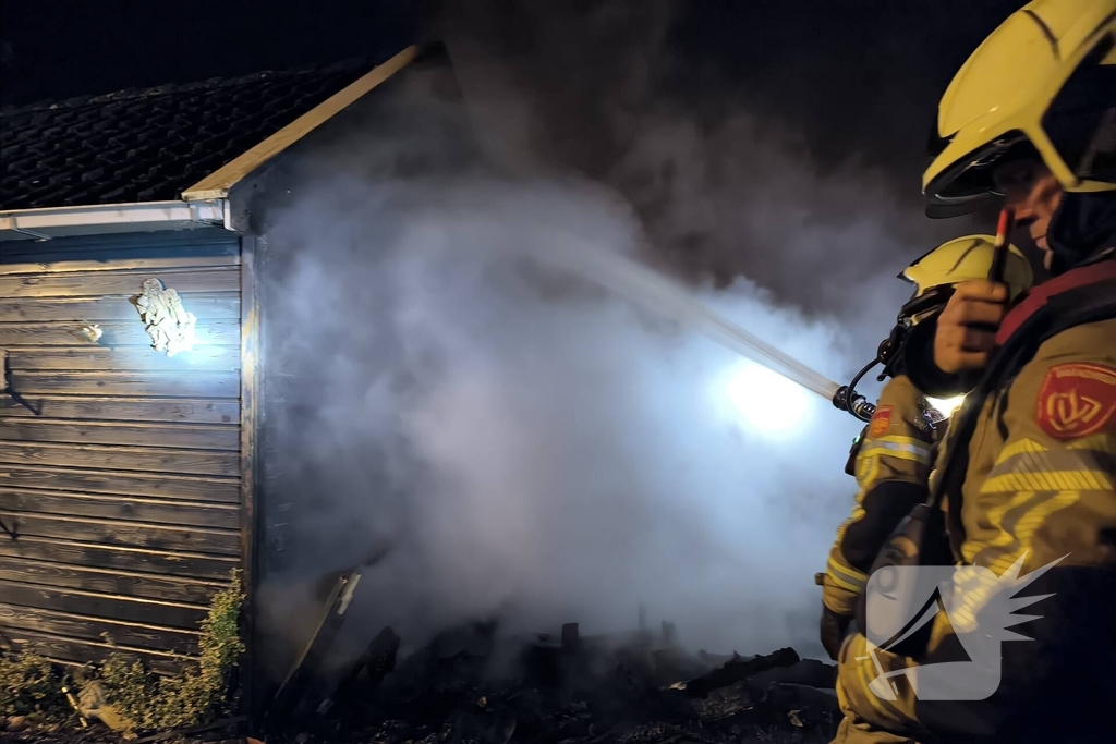 Schuur brand volledig af