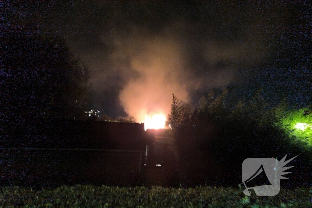 Schuur brand volledig af