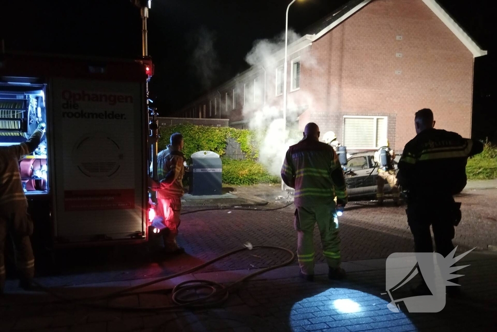 Brand verwoest auto