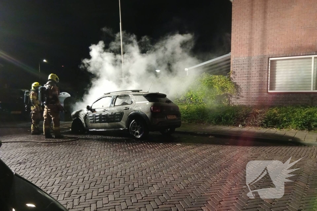 Brand verwoest auto