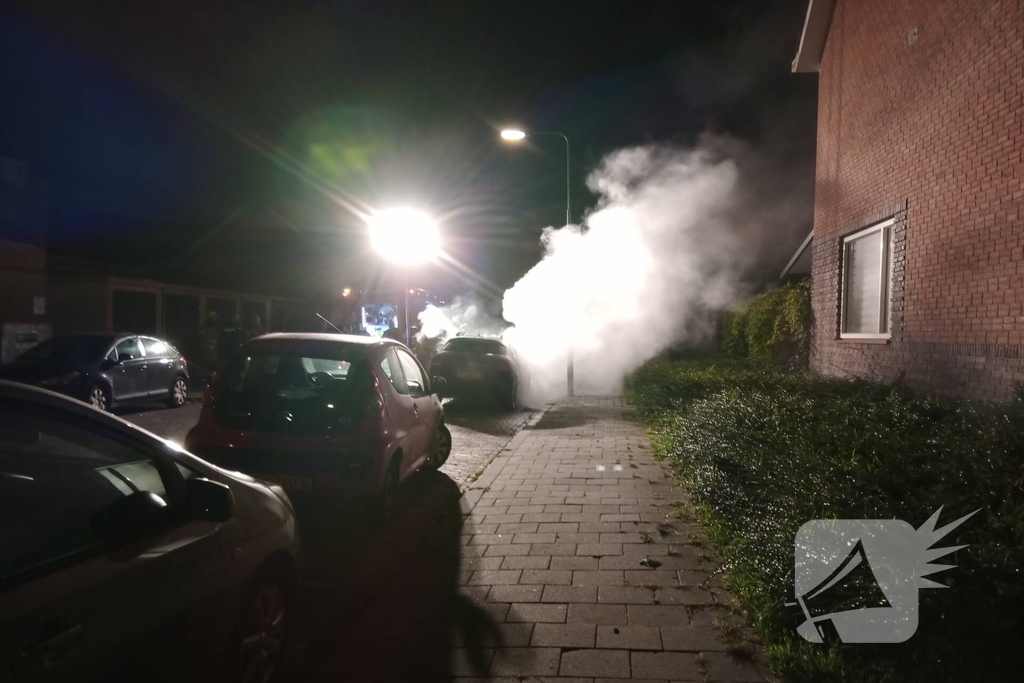 Brand verwoest auto
