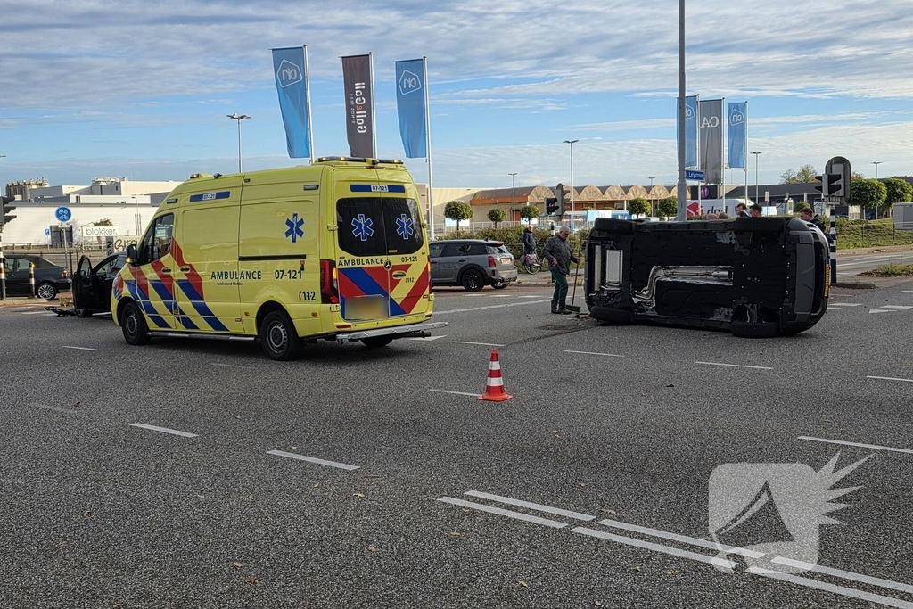 Auto op zijkant na botsing