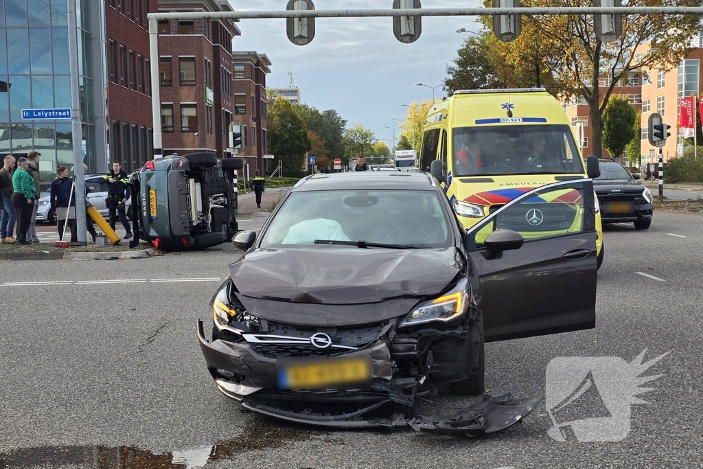 Auto op zijkant na botsing