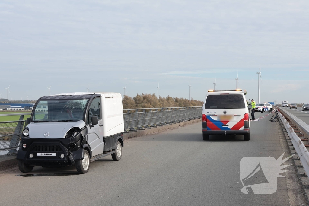 Wielrenner zwaargewond na botsing met brommobiel