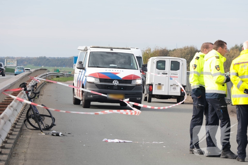 Wielrenner zwaargewond na botsing met brommobiel