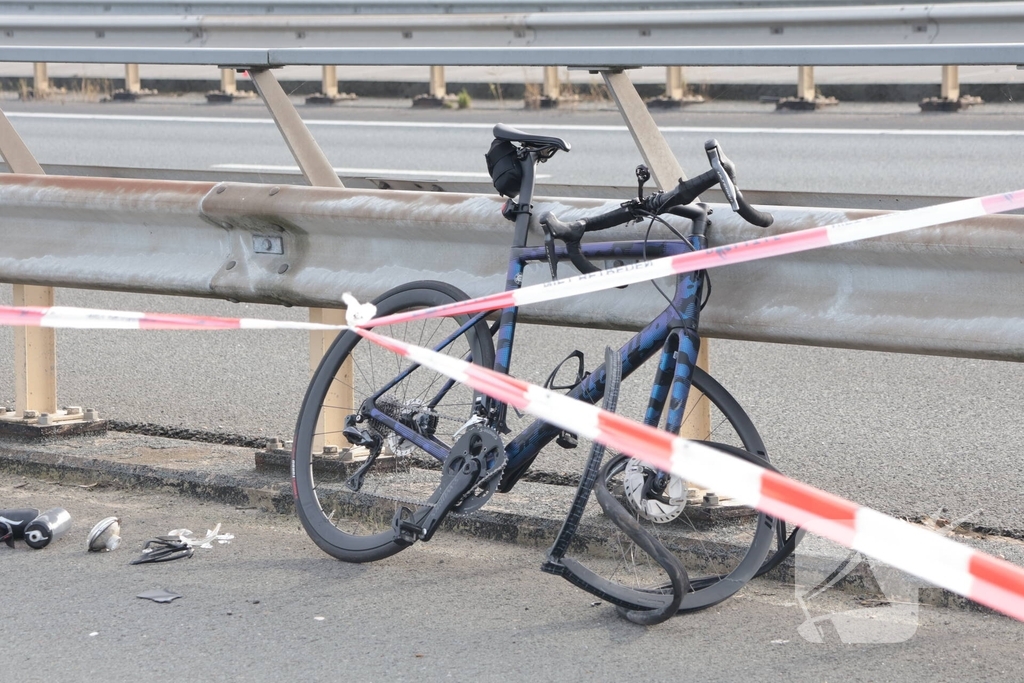 Wielrenner zwaargewond na botsing met brommobiel