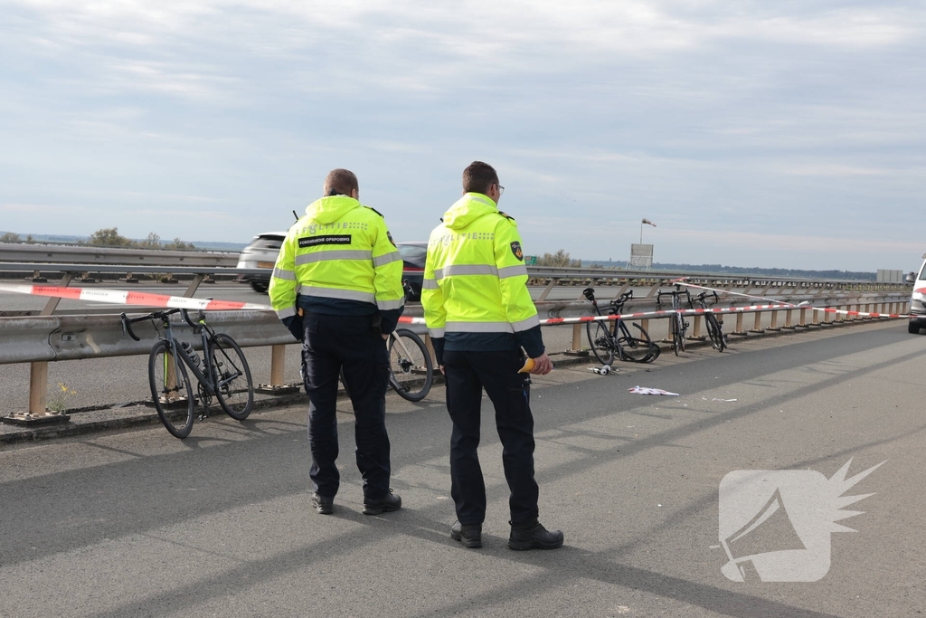 Wielrenner zwaargewond na botsing met brommobiel