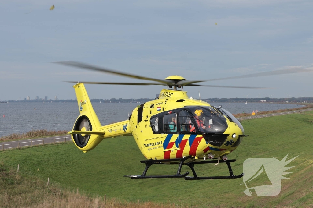 Wielrenner zwaargewond na botsing met brommobiel