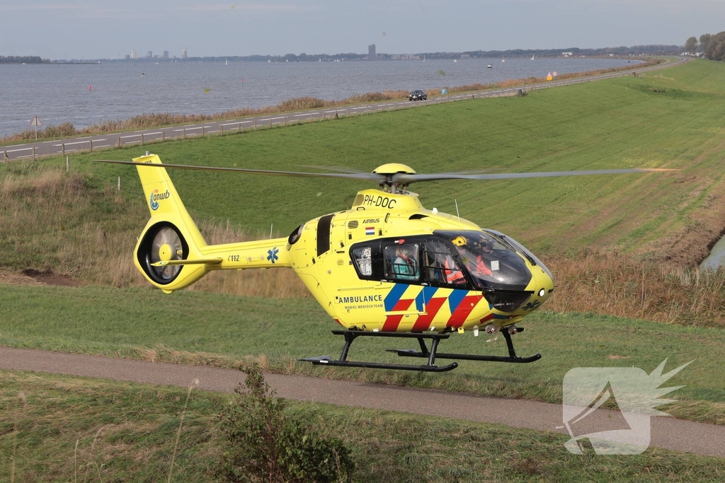 Wielrenner zwaargewond na botsing met brommobiel