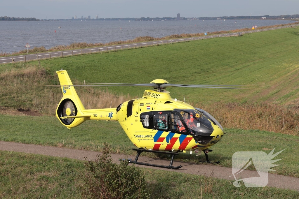 Wielrenner zwaargewond na botsing met brommobiel