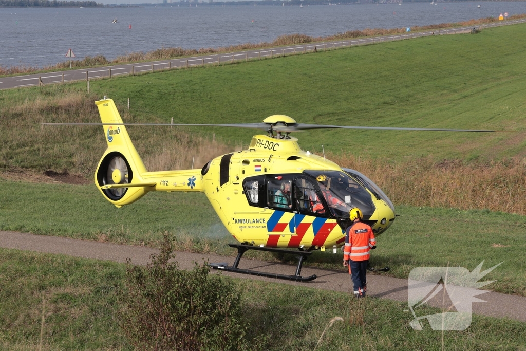Wielrenner zwaargewond na botsing met brommobiel