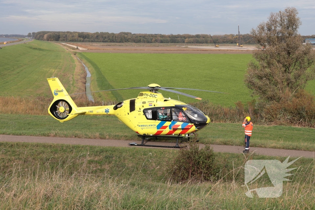 Wielrenner zwaargewond na botsing met brommobiel