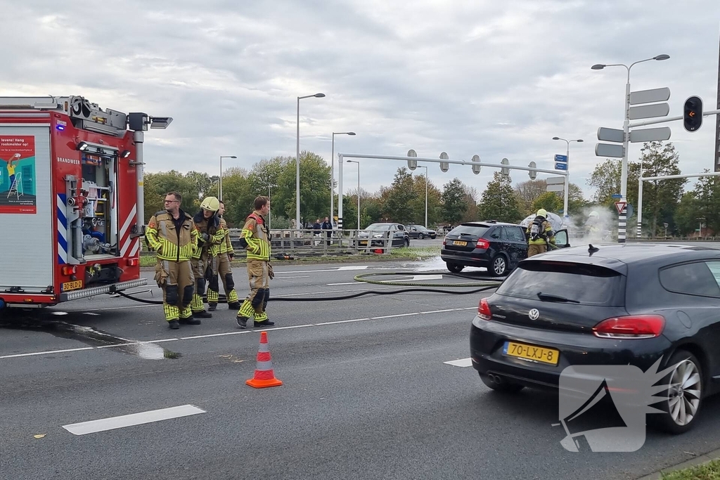 Brandweer blust brandende auto