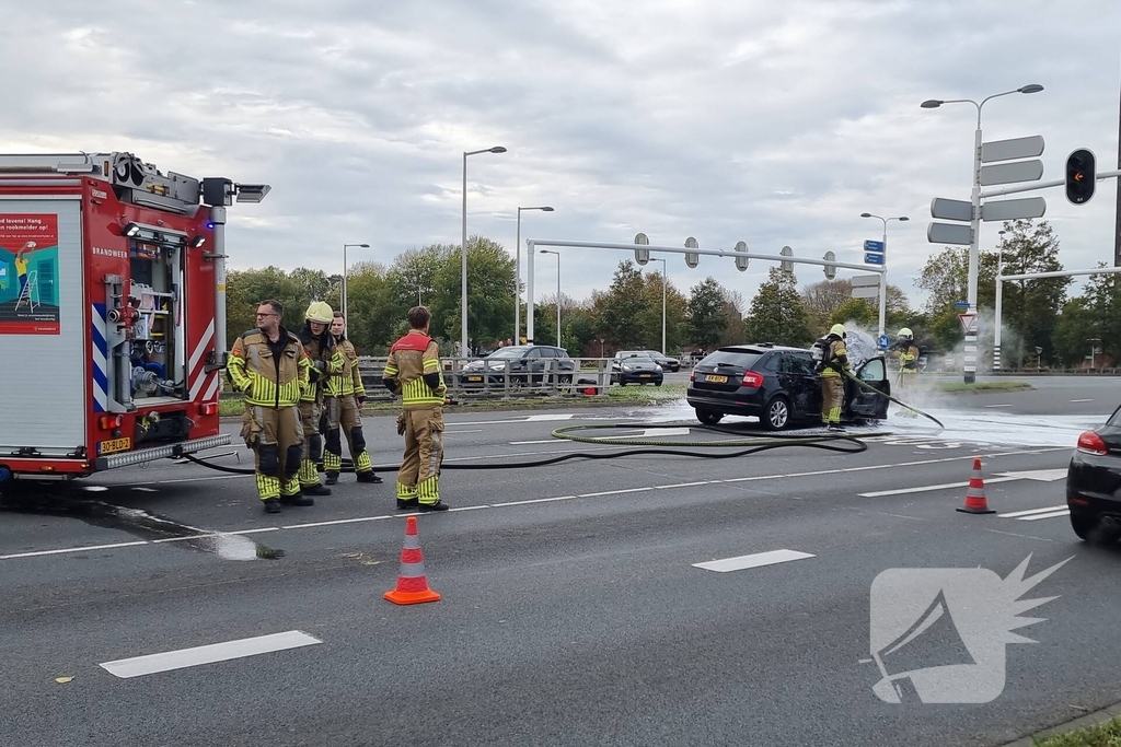 Brandweer blust brandende auto