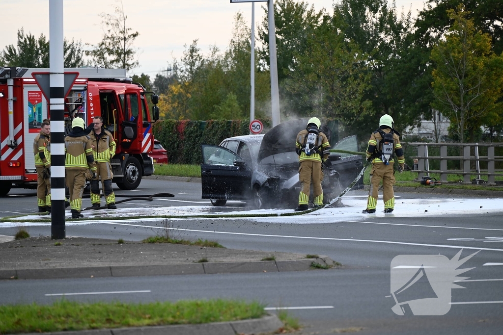 Brandweer blust brandende auto